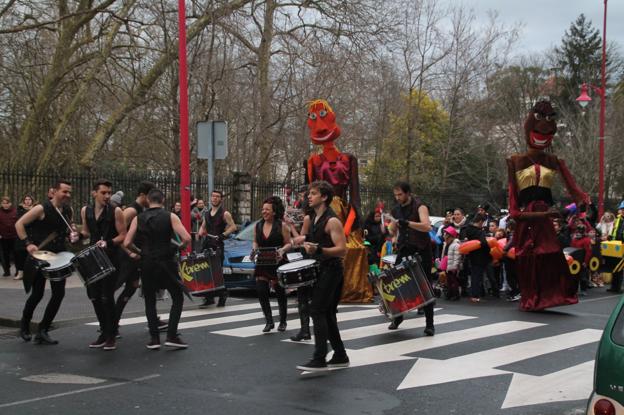 Desfile de disfraces del año pasado por las calles de Solares. 