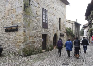 Imagen secundaria 1 - Un encapuchado atraca la sucursal de Liberbank de Santillana y huye con el botín: «unas monedillas»