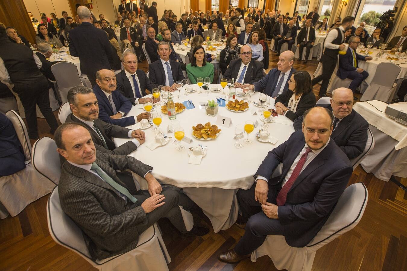 Asistentes al Foro Económico celebrado este martes en el Hotel Bahía de Santander, en el que ha intervenido Jaime González, presidente del Puerto