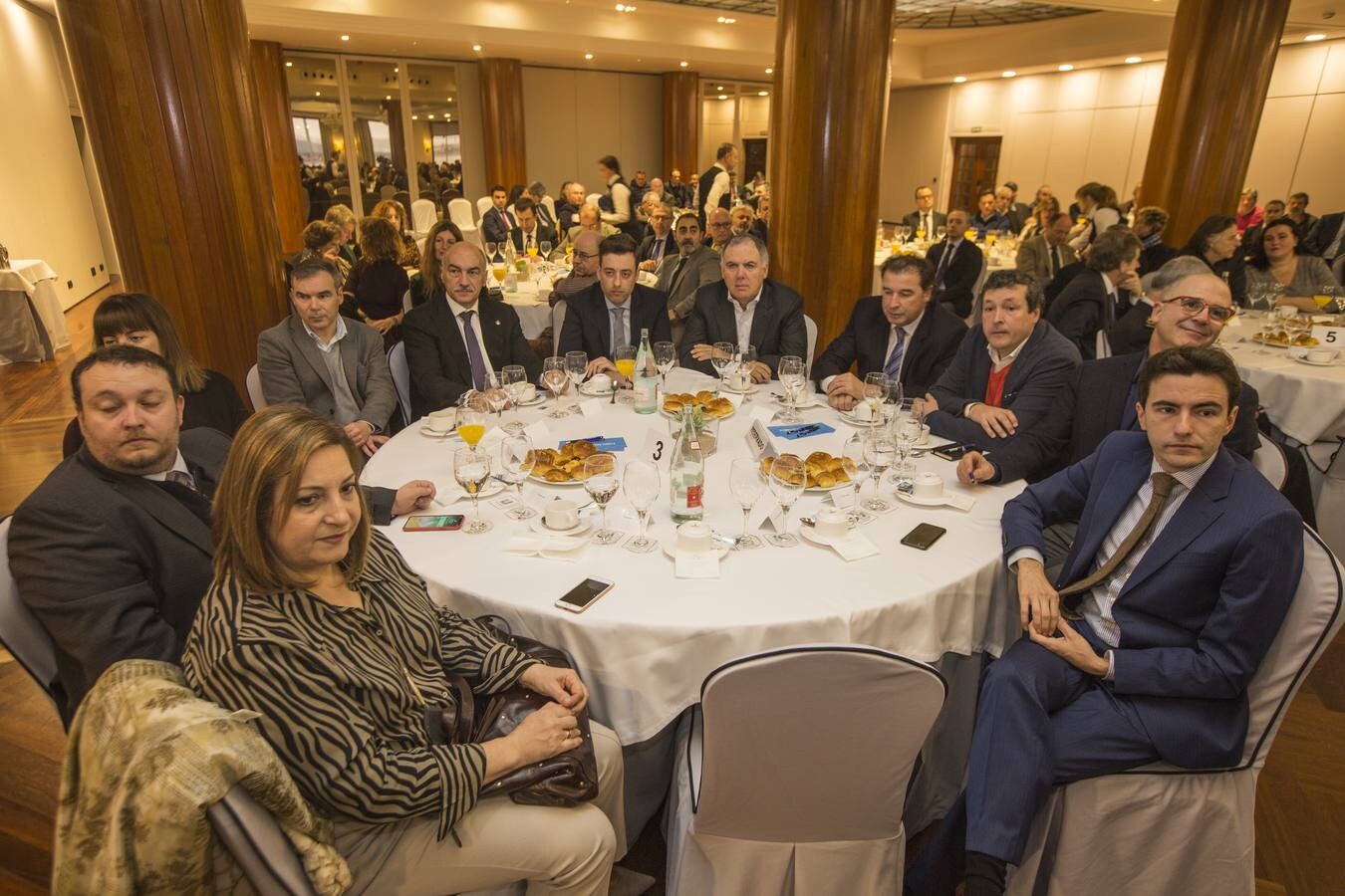 Asistentes al Foro Económico celebrado este martes en el Hotel Bahía de Santander, en el que ha intervenido Jaime González, presidente del Puerto