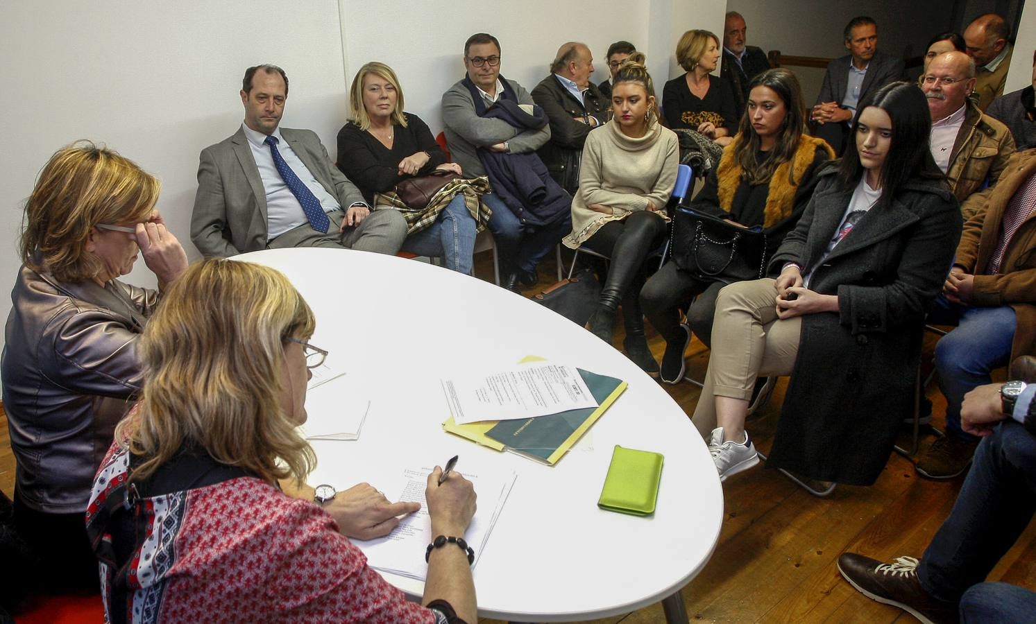 Los miembros de la Junta Local del PP en Torrelavega, ayer al comienzo de la reunión. 