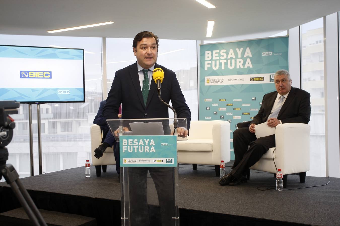 El presidente del Gobierno de Cantabria ha participado en el Encuentro Besaya Futura, celebrado en el Centro de Adultos Caligrama de Torrelavega, con una conferencia sobre 'Retos y oportunidades para la comarca'.