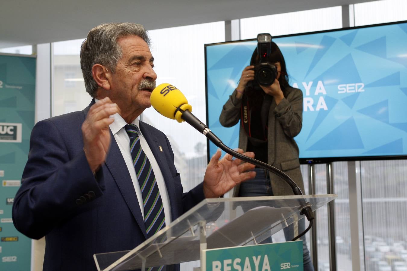 El presidente del Gobierno de Cantabria ha participado en el Encuentro Besaya Futura, celebrado en el Centro de Adultos Caligrama de Torrelavega, con una conferencia sobre 'Retos y oportunidades para la comarca'.