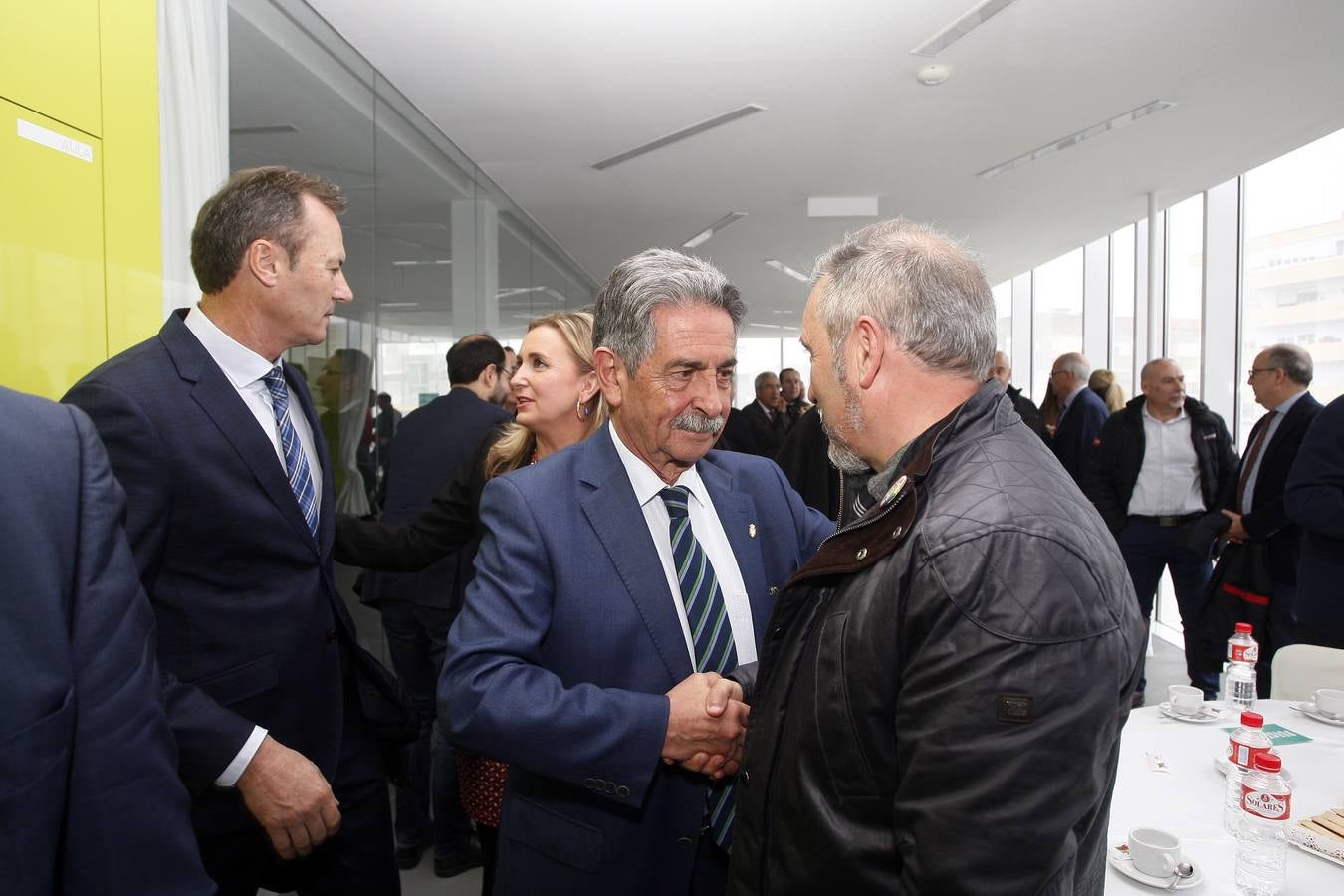 El presidente del Gobierno de Cantabria ha participado en el Encuentro Besaya Futura, celebrado en el Centro de Adultos Caligrama de Torrelavega, con una conferencia sobre 'Retos y oportunidades para la comarca'.