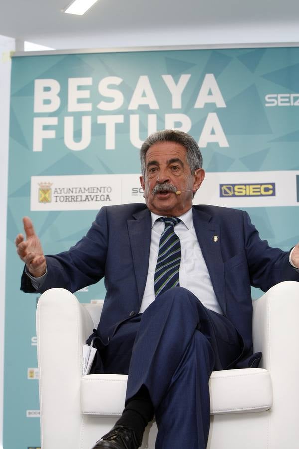 El presidente del Gobierno de Cantabria ha participado en el Encuentro Besaya Futura, celebrado en el Centro de Adultos Caligrama de Torrelavega, con una conferencia sobre 'Retos y oportunidades para la comarca'.