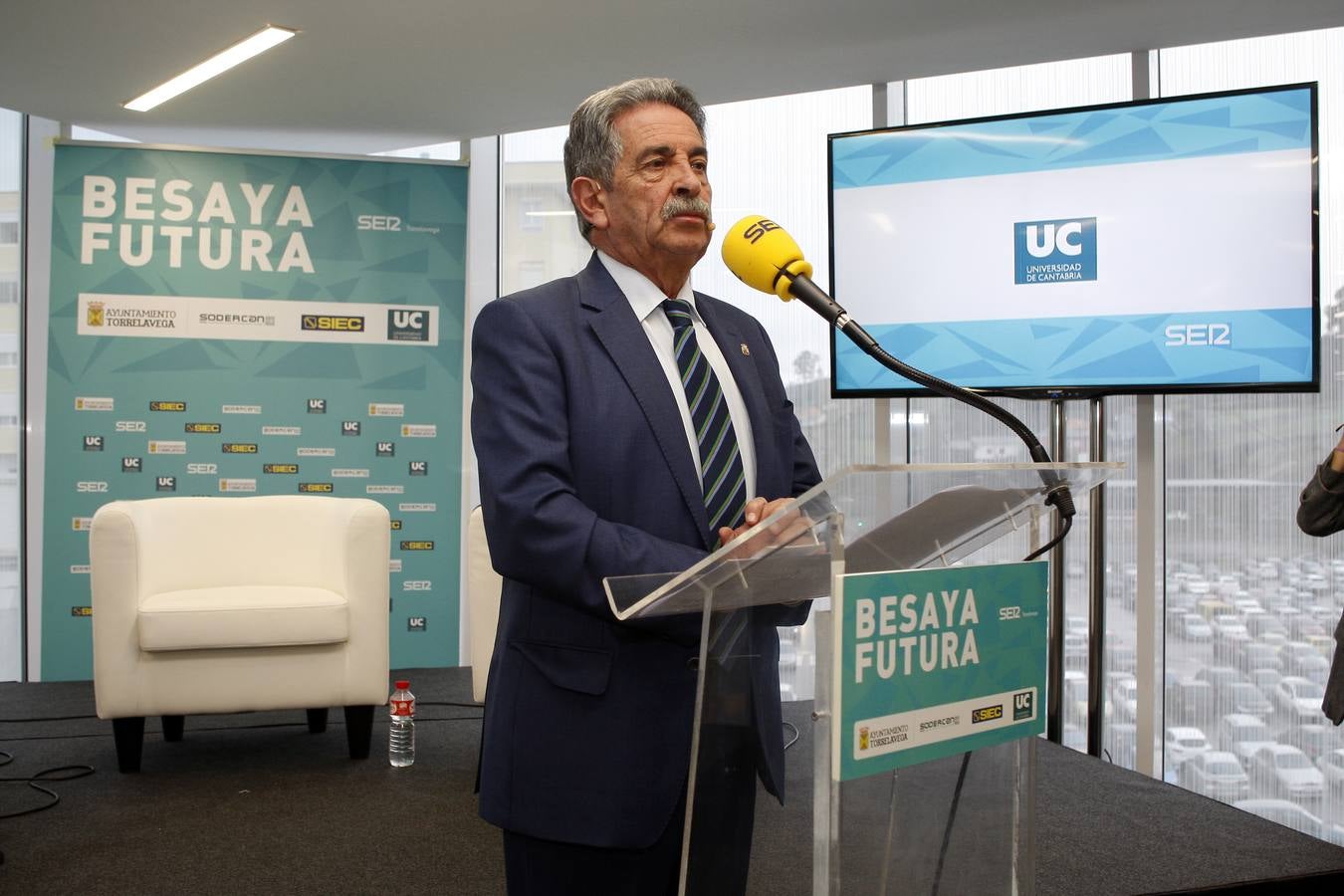 El presidente del Gobierno de Cantabria ha participado en el Encuentro Besaya Futura, celebrado en el Centro de Adultos Caligrama de Torrelavega, con una conferencia sobre 'Retos y oportunidades para la comarca'.