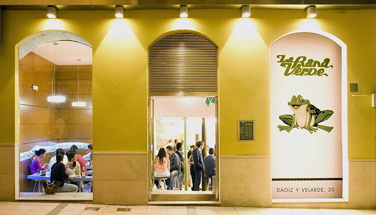 El público habitual es familiar a determinadas horas del día, principalmente los fines de semana y festivos, tanto a la hora del aperitivo como por la tarde, y gente joven, de lunes a viernes -cierra los martes- a partir de las 18.00 horas y hasta la hora de cierre.