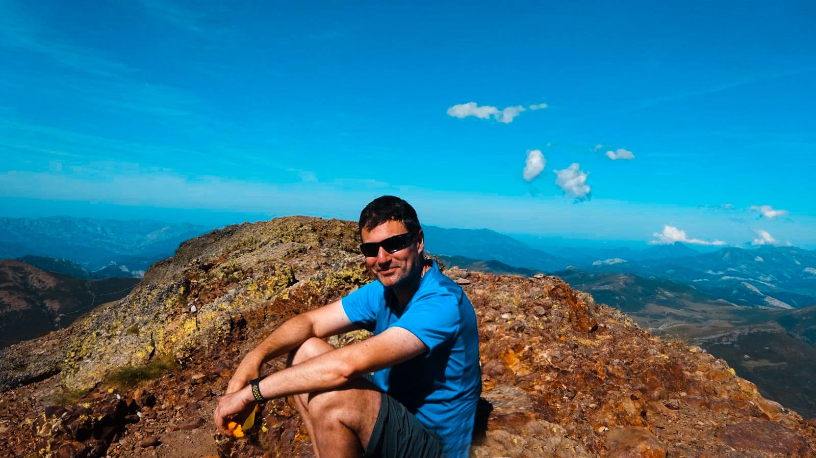 José Luis recuperando fuerzas en la cima tras la paliza de subir hasta allí.