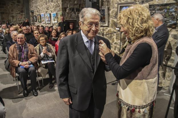 La vicepresidenta regional, Eva Díaz Tezanos, impuso la Estela de Oro de las Letras Cántabras a Ángel Sánchez de la Torre.