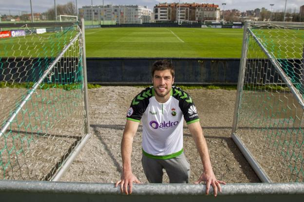 Del Amorebieta al Racing. De hacer 300 kilómetros para trabajar, entrenar y llegar a casa a tener tiempo libre y dedicarse al fútbol. De momento, todo va bien. 