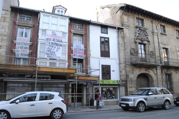 Las viviendas desalojadas y con orden de derribo lucen pancartas contra el Ayuntamiento y el PRC