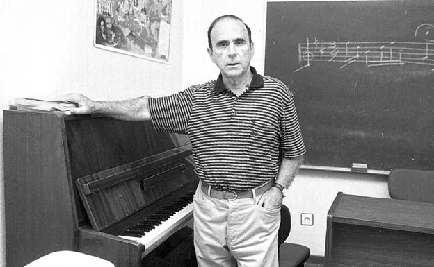 Nobel Sámano en la Escuela de Música de Torrelavega. :: j. a. p.