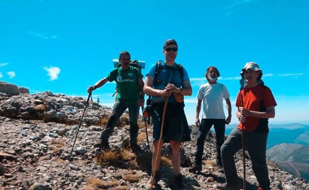 El grupo en la cima con Sotres.