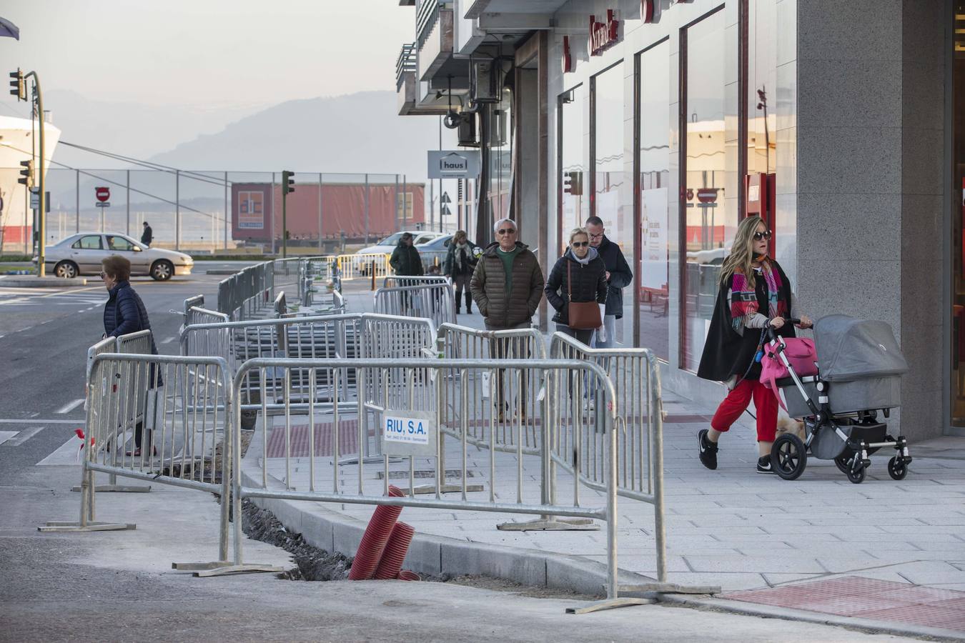 Vecinos y comerciantes encajan el impacto de las obras de la calle Isabel II, que se interrumpirán en verano para terminarlas antes de Navidad 