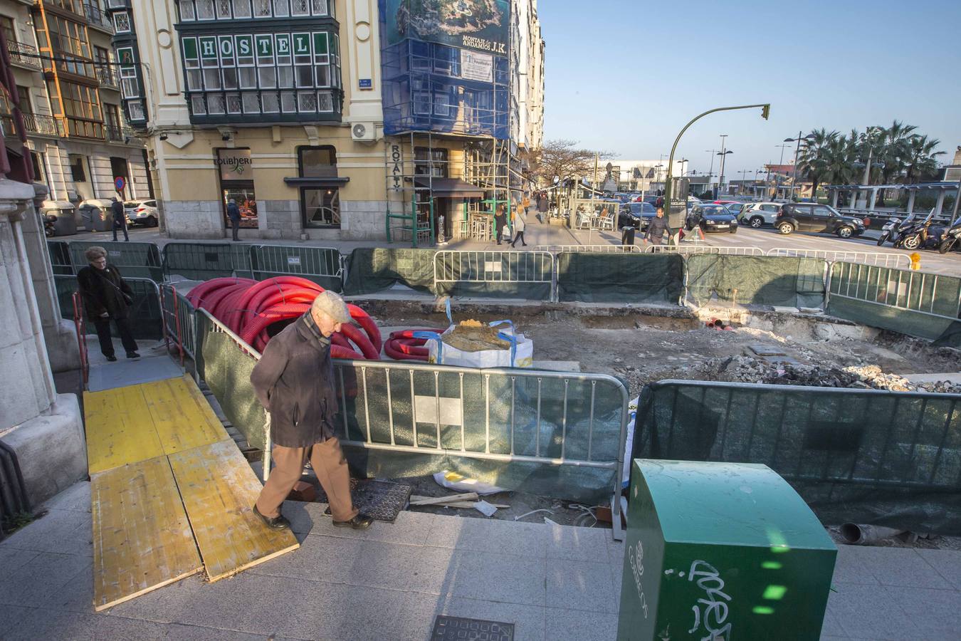 Vecinos y comerciantes encajan el impacto de las obras de la calle Isabel II, que se interrumpirán en verano para terminarlas antes de Navidad 