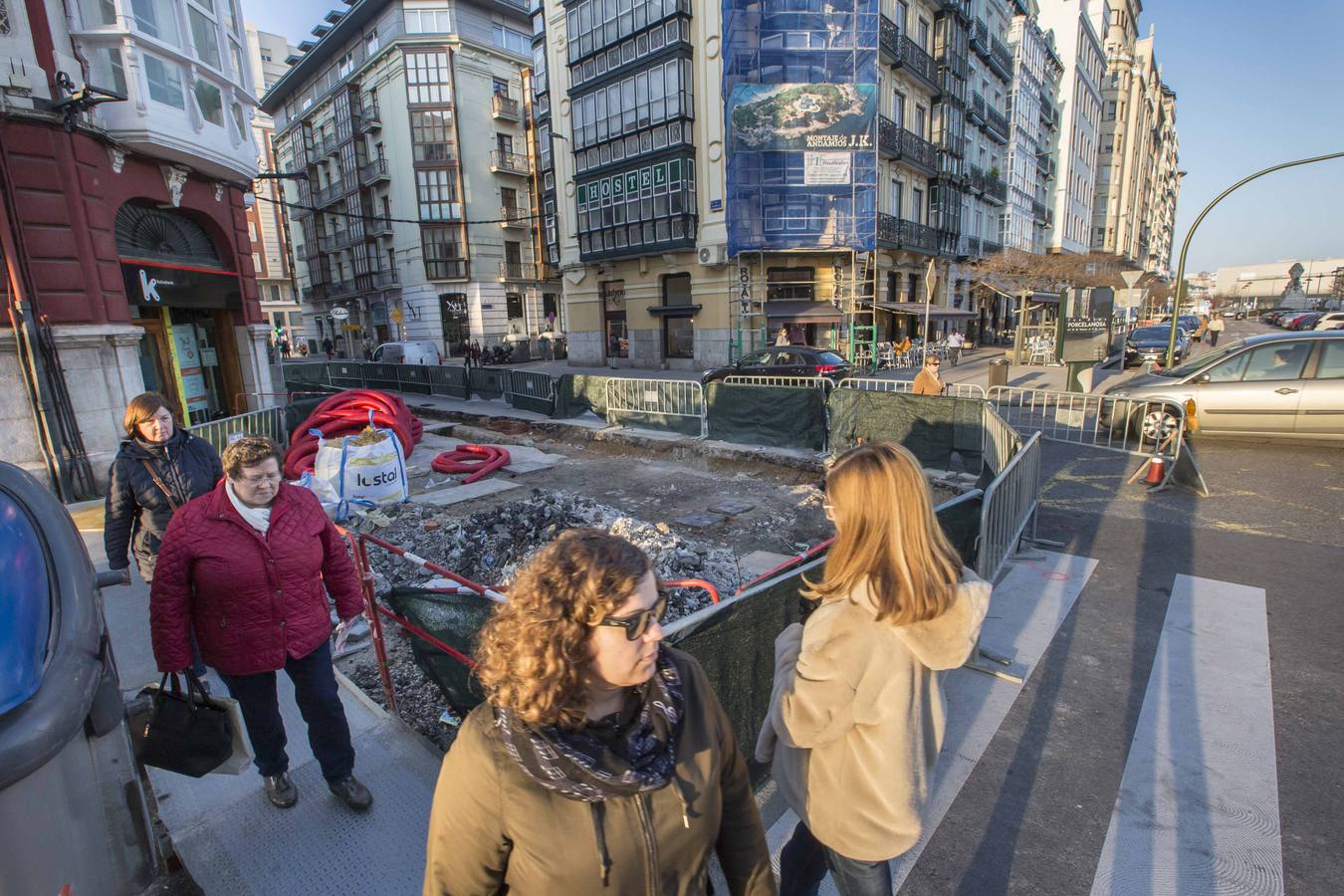 Vecinos y comerciantes encajan el impacto de las obras de la calle Isabel II, que se interrumpirán en verano para terminarlas antes de Navidad 