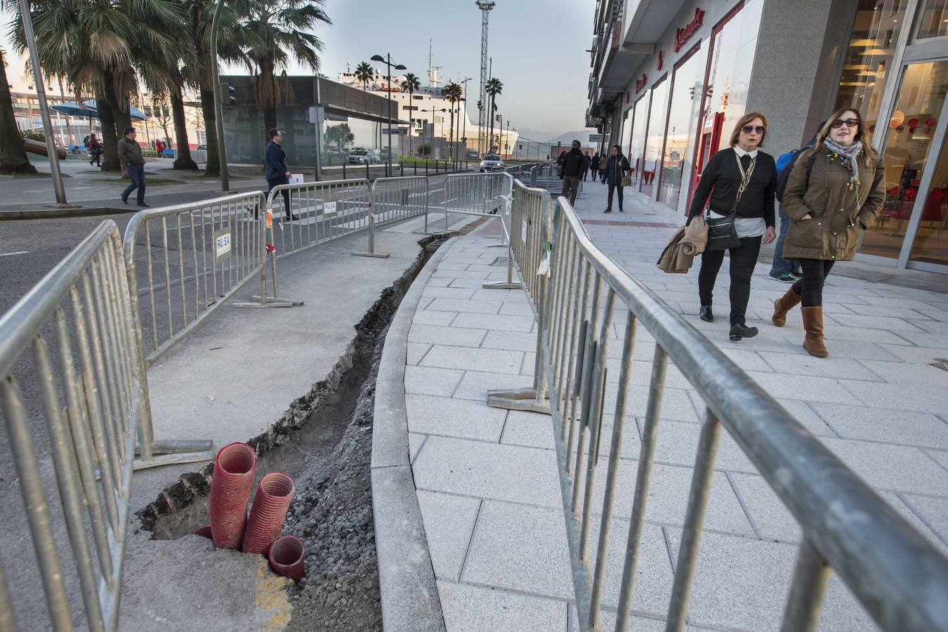 Vecinos y comerciantes encajan el impacto de las obras de la calle Isabel II, que se interrumpirán en verano para terminarlas antes de Navidad 