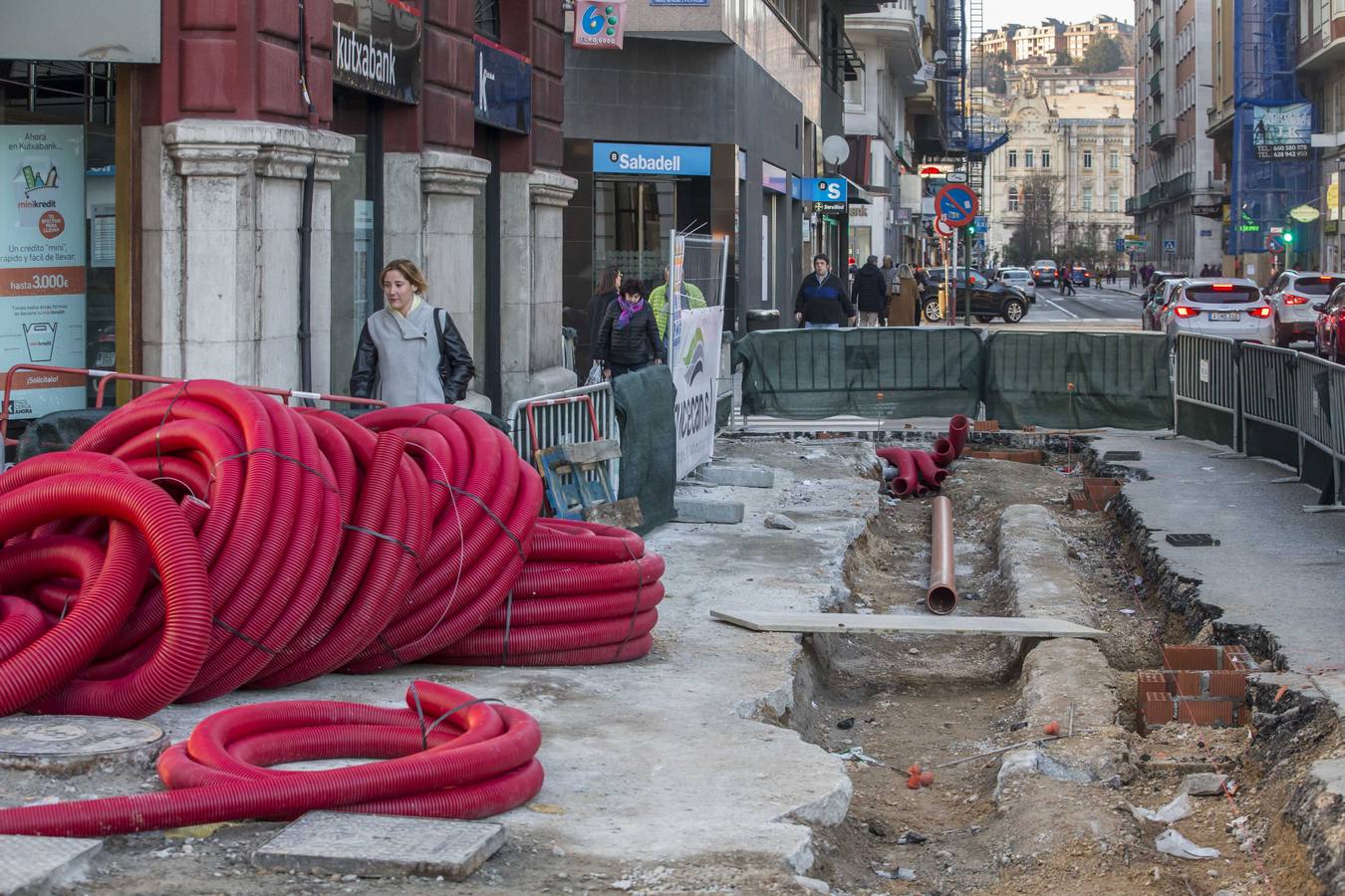 Vecinos y comerciantes encajan el impacto de las obras de la calle Isabel II, que se interrumpirán en verano para terminarlas antes de Navidad 