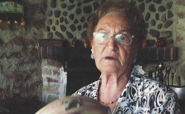 Valdeolea homenajea a Mónica Rodríguez, panderetera e historia viva del folclore regional