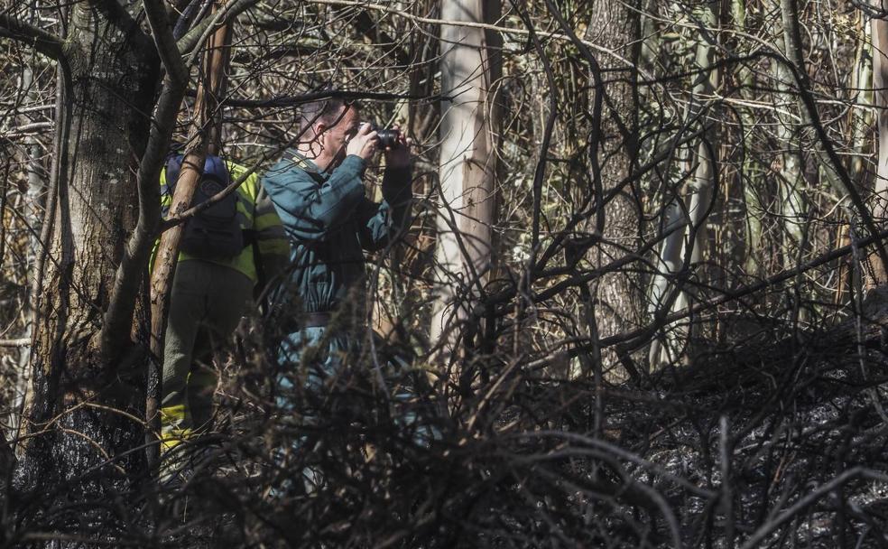 Uno de los investigadores de la Guardia Civil hace fotos en los escenarios de los incendios.