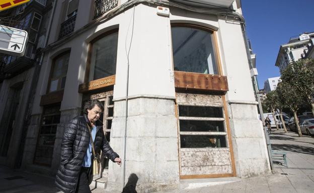 Imagen principal - El centro de Santander se llena de locales hosteleros cerrados en el arranque del año