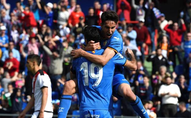 El delantero del Getafe Jorge Molina, celebra con su compañero, Damián Suárez, el gol marcado al Rayo.