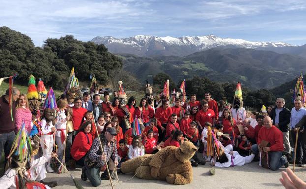 Imagen principal - Campaneros y zamarrones animan los ancestrales carnavales de Piasca