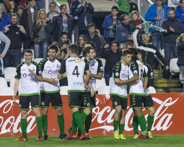 Los jugadores del Racing se felicitan tras el gol de Sergio Ruiz