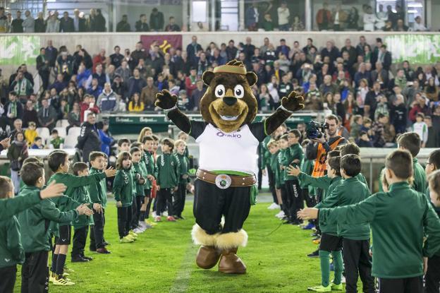 El oso Cacho se presentó en sociedad como nueva mascota del Racing ayer en El Sardinero.