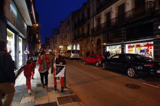  A oscuras. Iluminación de la calle Joaquín Hoyos sin que los comercios apaguen las luces de sus escaparates.