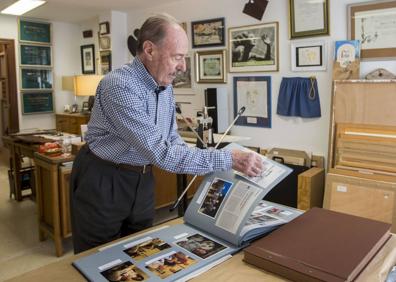 Imagen secundaria 1 - El fotógrafo, en 2015, en su estudio santanderino y en la fiesta del Anuario de Cantabria de 2002, del que diseñó la portada.