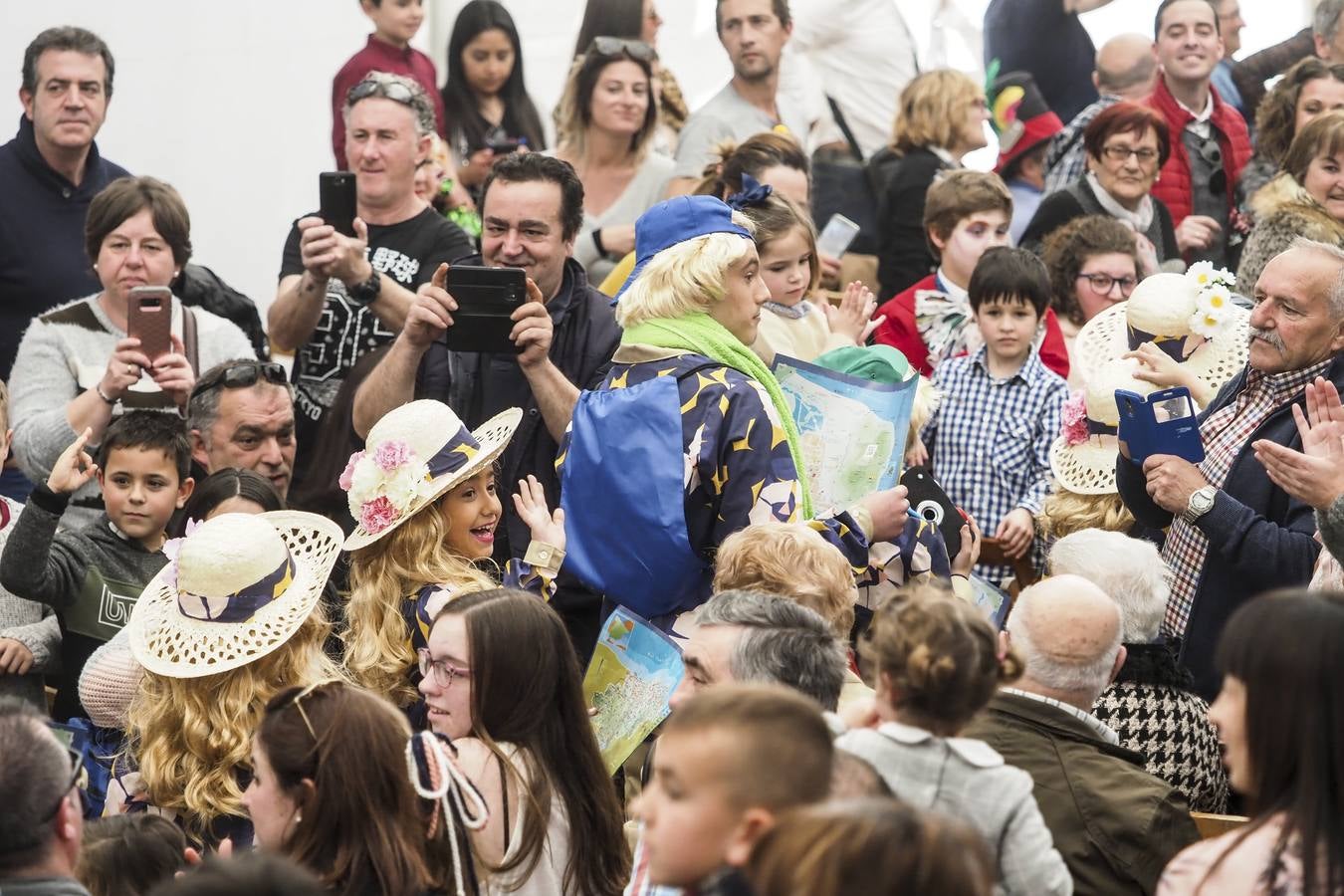 Fotos: Las murgas infantiles de Santoña presentaron sus trajes y canciones