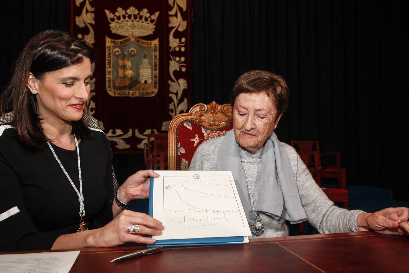 Gloria Torner recibió ayer la Medalla de Plata de Santander durante un acto en el que, con un gran sentido del humor y espontaneidad, recordó su trayectoria