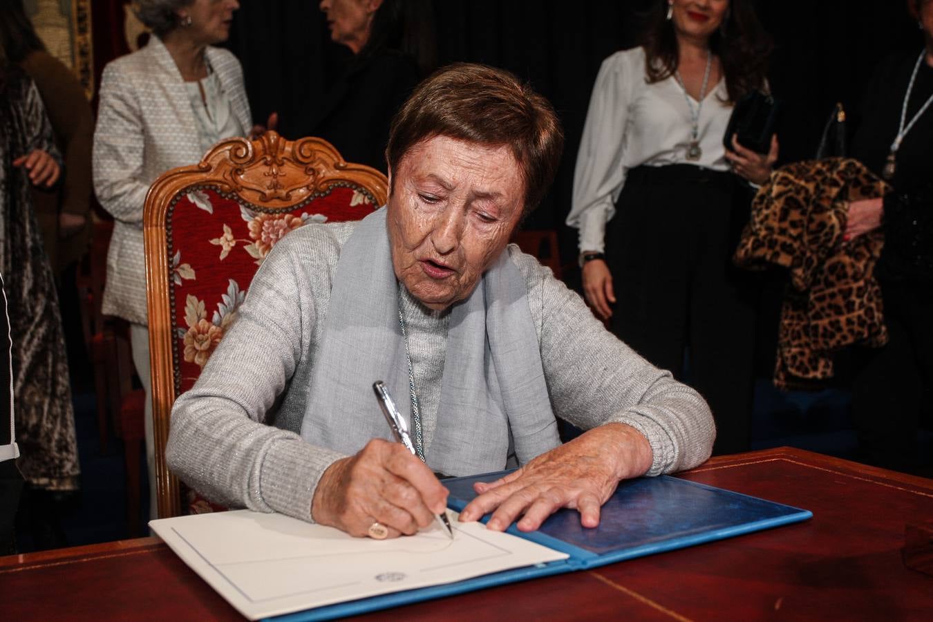 Gloria Torner recibió ayer la Medalla de Plata de Santander durante un acto en el que, con un gran sentido del humor y espontaneidad, recordó su trayectoria