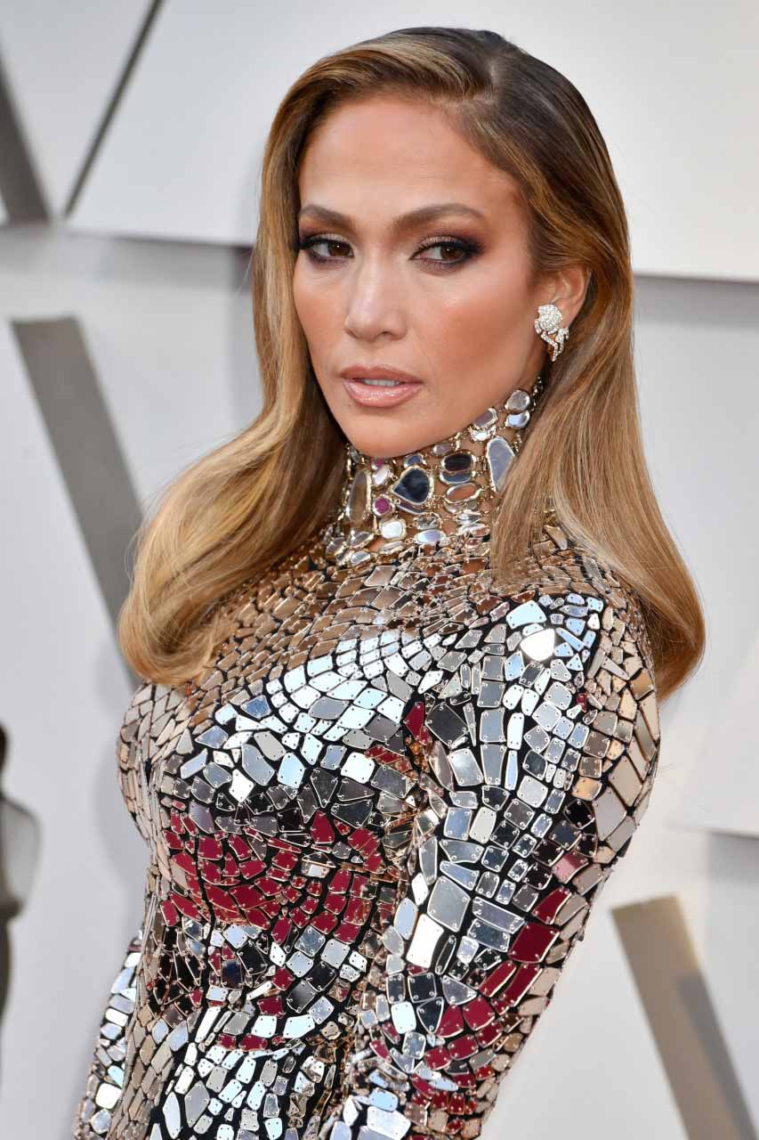 JLO llegó para arrasar como una súper diva, y lo hizo con un vestido de Tom Ford, confeccionado por miles de trozos de PVC de estilo espejo. 