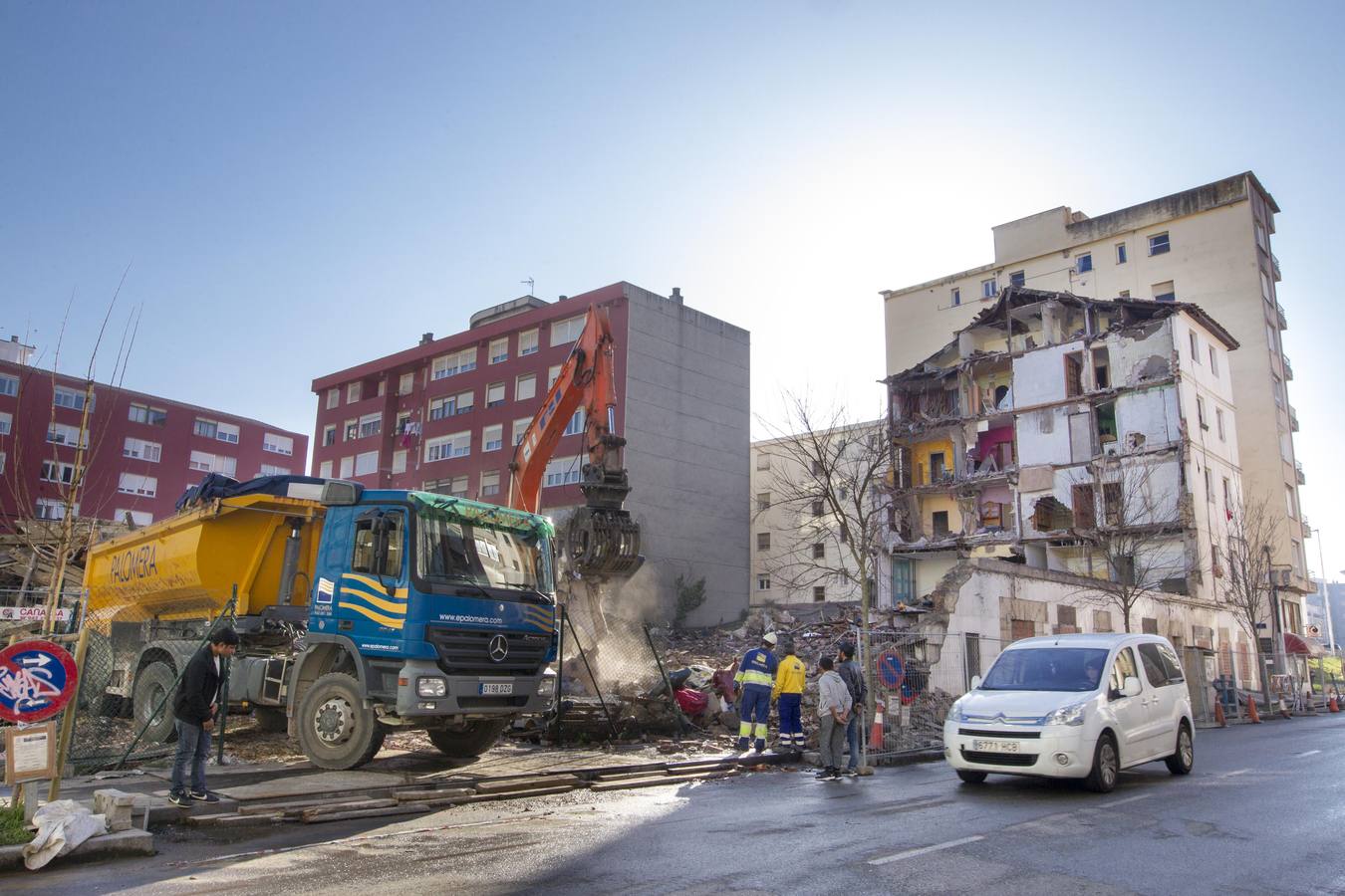 Con el derribo de los edificios de los números 89-91, una de las vías más populosas de Santander se queda con nueve solares vacíos. Dos se han reconvertido en aparcamientos