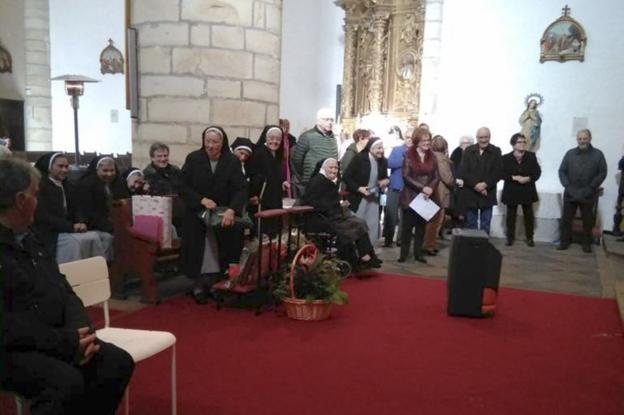 Las Hermanas del Huerto en su despedida celebrada en la iglesia de San Vicente de la Maza. :: dm