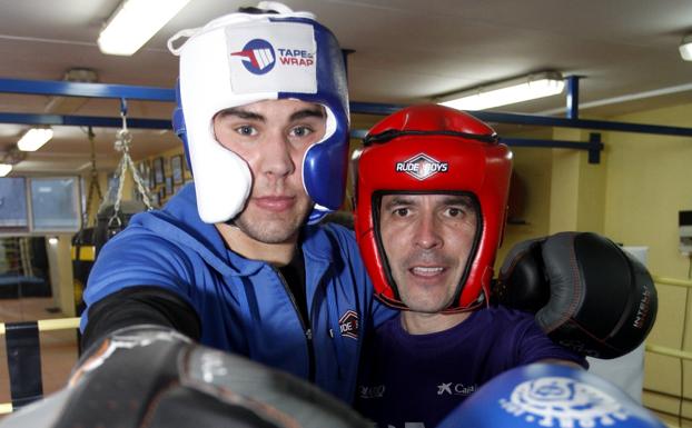 Sergio García y Mario Cerro posan juntos en el ring del Gimnasio Kronk en el transcurso de la entrevista cuerpo a cuerpo que grabaron juntos para eldiariomontanes.es. 