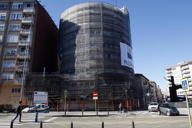 El edificio, situado en La Llama, destaca por su torre circular de siete plantas. :