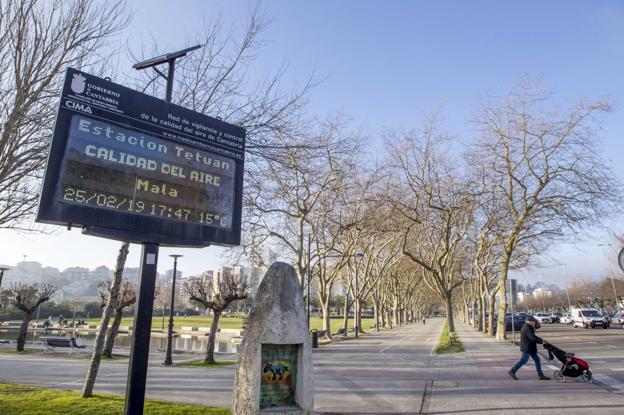 El panel situado en el parque de Mesones de Santander informa de los datos recogidos por la estación medidora de Tetuán, con calidad del aire «mala». 