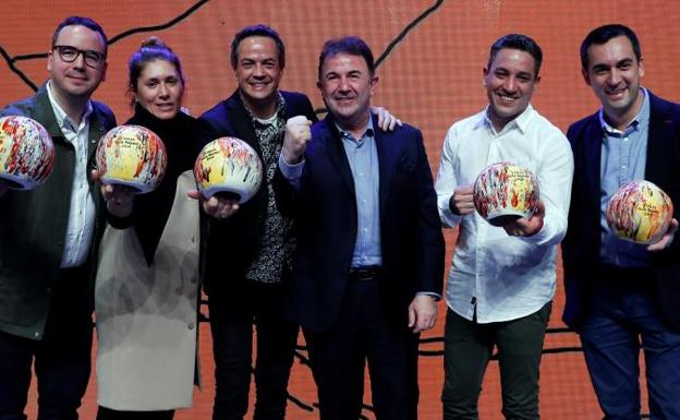 Los chefs galardonados con los premios Sol, Paco Morales (i), Maca de Castro, Javier Torres (3i), Martín Berasategui (3d), Alberto Ferruz (2d), y Paolo Casagrande (d), durante la gala de la Guía Repsol celebrada ayer en San Sebastián.