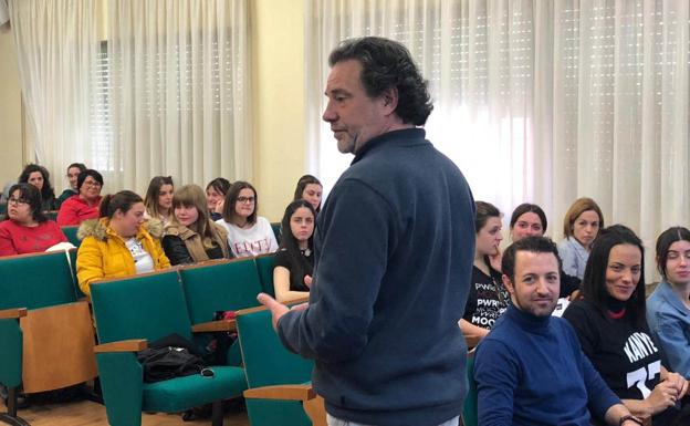 El director del IES Zapatón, Eduardo Solís Muñoz, se dirige a los alumnos.