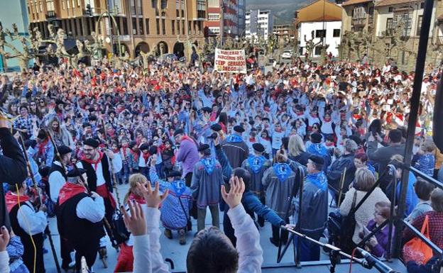 Concentación de alumnos cantando las marzas este miércoles en Los Corrales