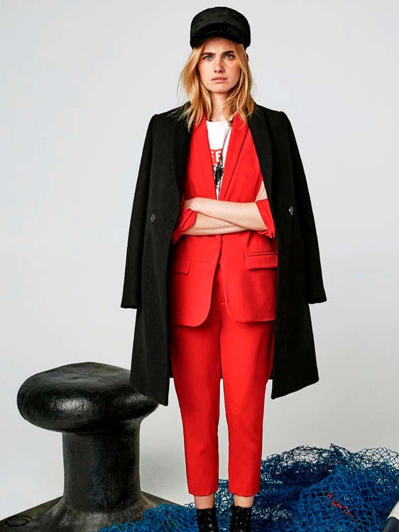 Look 'Sailor' de Stradivarius. Eso sí, la idea del traje de americana y pantalón en rojo sólido es una apuesta segura. Tampoco se olvidan de recordarnos las boinas de estilo marinero para atrevernos a complementar los looks.