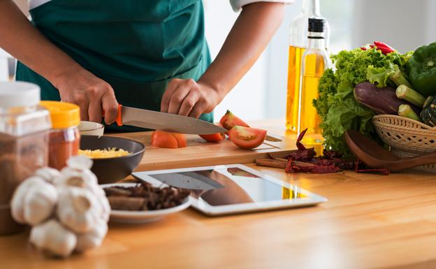 Cocinando siguiendo un tutorial en una tablet.