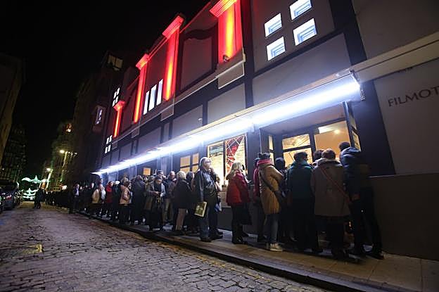 Colas ante el Bonifaz, sede de la Filmoteca, antes de la proyección de un estreno .