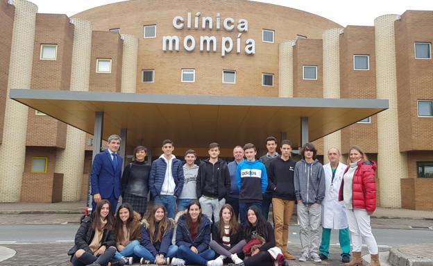 Acompañados por Pablo Corral, el director médico de Clínica Mompía, los jóvenes visitaron las instalaciones. 