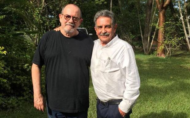 Revilla junto al cantautor cubano durante la toma de posesión del presidente de México