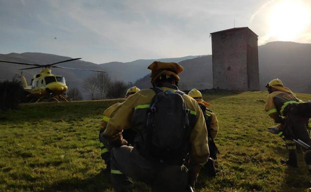 El equipo de la Brigada de Refuerzo de Incendios Forestales, hoy, en Jaedo.