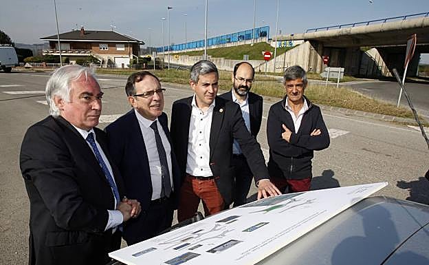 Unos peatones atraviesan uno de los pasos de cebra de la glorieta de Tanos. 